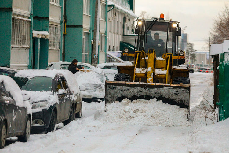 Пока городские службы Казани четвертый день ликвидируют последствия снегопада на дорогах, управляющие компании озадачены тем, как и за чей счет вывозить снег со дворов