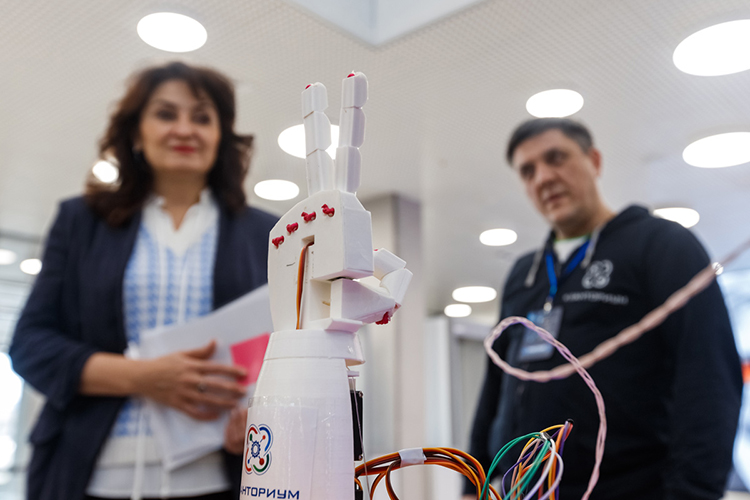 Кроме нейрорисовальщика Бикбаев продемонстрировал Фазлеевой и гостям робототехнический бионический макет руки, который повторяет заранее запрограммированные жесты оператора
