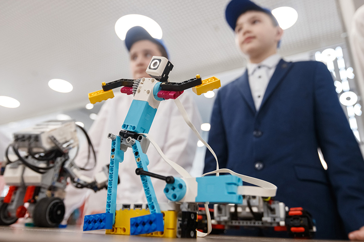 Восьмиклассники из школы в Высокогорском районе привезли роботов-брейкдансеров, которые самостоятельно собрали и запрограммировали