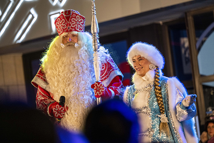 В среднем аниматор в месяц получает от 50-60 тыс. рублей. Столько же за пару дней могут заработать и Деды Морозы со Снегурочками. Заказать получасовое поздравление в новогоднюю ночь стоит от 10 тыс. рублей