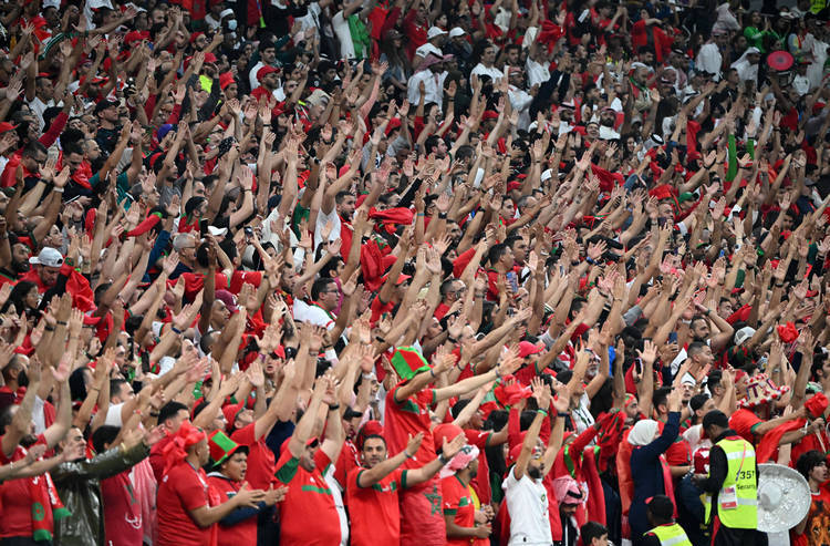 Марокко на предматчевую разминку выходило под аплодисменты болельщиков — больше половины из 68 тысяч на стадионе «Аль-Бейт» поддерживали африканцев