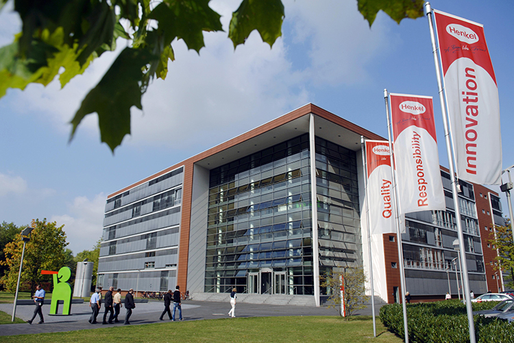 Немецкий концерн Henkel, производящий Persil, Losk и Schwafzkopf, будет работать в России как самостоятельная компания под другим названием — Lab Industries (на фото: штаб-квартира компании в Дюссельдорфе)