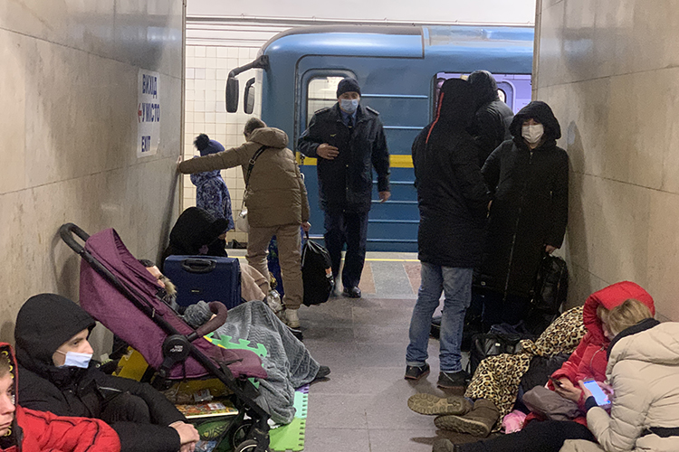 В Киеве  приостановлено движение на всех ветках метро, подземные станции работают как укрытие