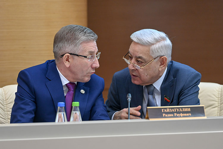 Радик Гайзатуллин (слева) подтвердил прогноз президента о том, что ожидаемое исполнение бюджета-2022  по доходам составит 513,2 млрд рублей