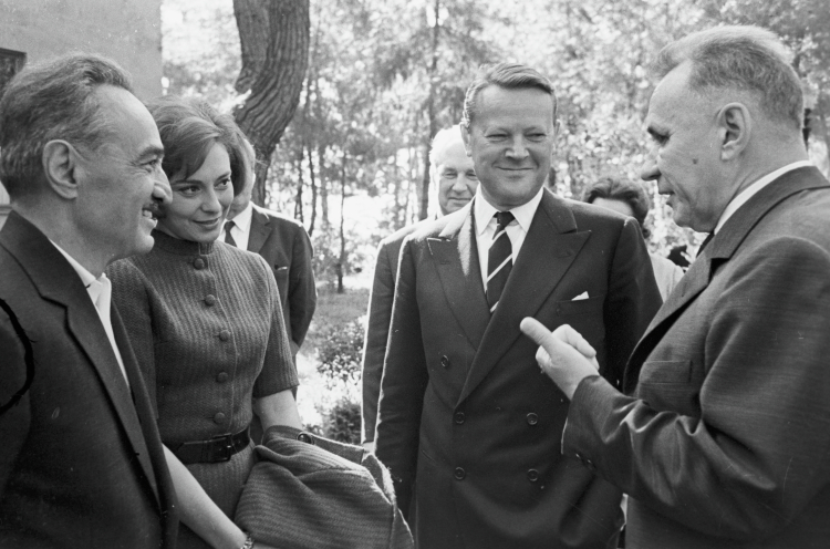 В конце июня 1967 года в США отправился глава совмина Алексей Косыгин (на фото справа)