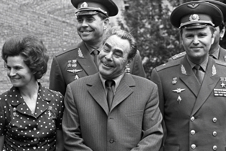 Брежнев выглядел достаточно безобидным типом, чтобы не приписывать ему амбиций стать в стране главным. Это-то заблуждение карьеру некоторых партийных товарищей и погубило