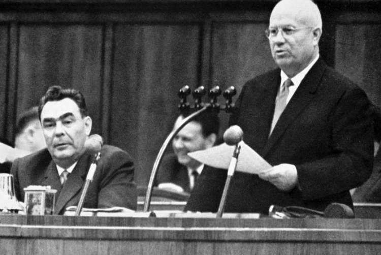 На войне Брежнев где-то пересёкся с Хрущёвым и сумел ему понравиться. Взаимодействие этой пары сыграло — возможно, недооцененно -большую роль в истории страны