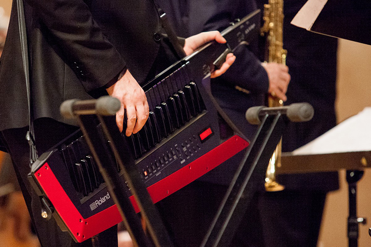 Особый восторг публики вызвали пассажи Короткова, имитировавшего на клавишах гармошку