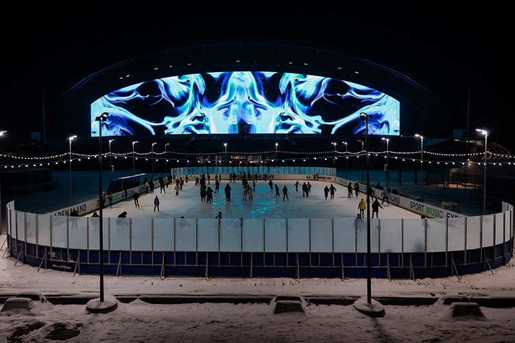 Подсветка в виде огромного цветного экрана отражается на поверхности льда и получаются атмосферные кадры