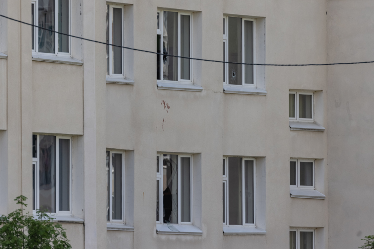 «Я боялась и решила прыгать из окна последней», — рассказала София Каримова о своей эвакуации. Несмотря на страх, девочка прыгнула, неудачно приземлившись на спину