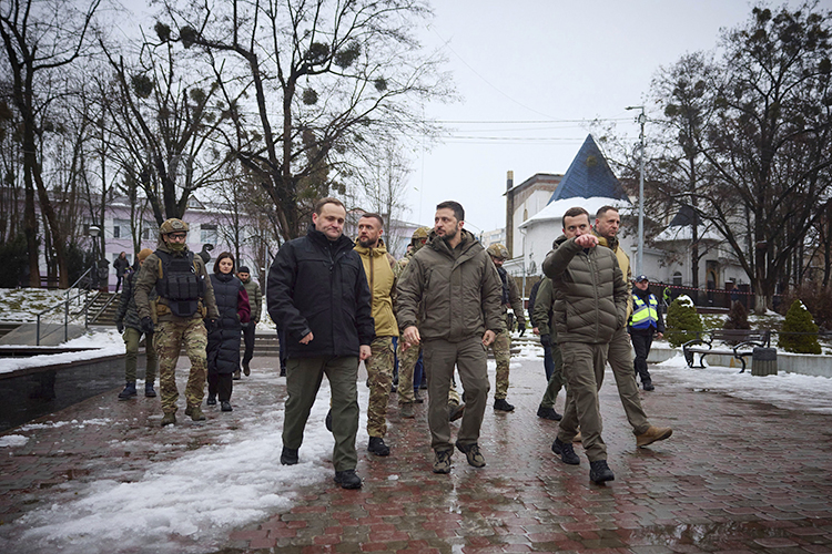 Главнокомандующий ВСУ попросил президента Украины Владимира Зеленского ужесточить наказание за отказ выполнять приказы, оставление места службы и ряд других нарушений для военных в условиях боевых действий