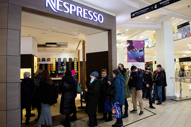 Компания Nespresso решила закрыть фирменные магазины в России. Компания продолжит работать в стране, но, скорее всего, только с ритейлерами