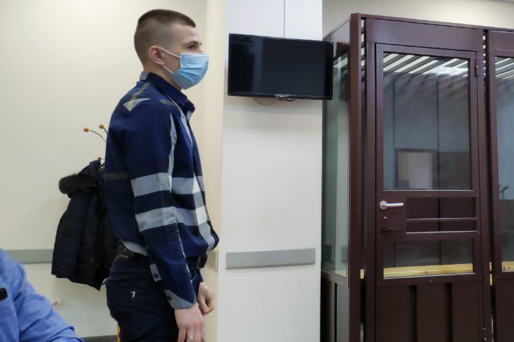 От журналистов подсудимый Максим Сидоров прикрывался медицинской маской, отворачивая лицо от камер