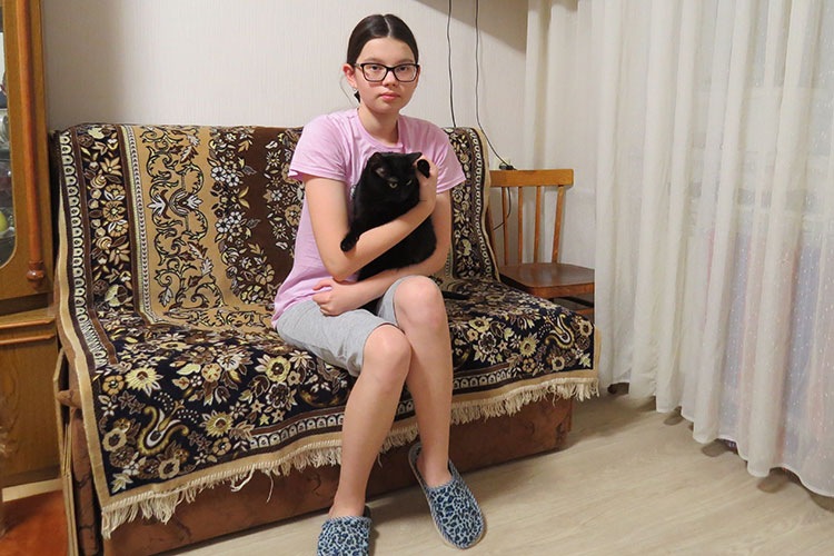 15-летняя Рада Смоленцева живет в Казани с бабушкой и дедушкой, у девочки тяжелый грудопоясничный сколиоз 3-й степени