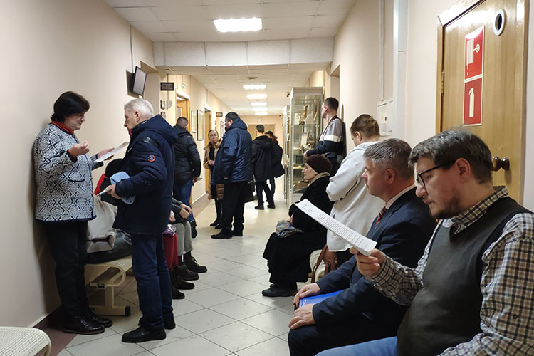В Вахитовском суде сегодня было необычно многолюдно — от кабинета судьи Артема Идрисова почти до середины длинного коридора стояли участники процесса по уголовному делу «ТФБ Финанс»