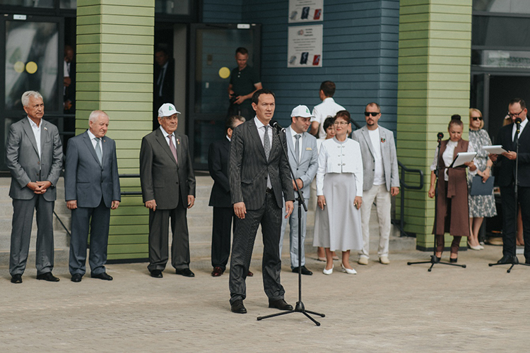 Перечисляя реализованные на территории района проекты, мэр Альметьевска отдельно остановился на полилингвальной гимназии «Адымнар», которую открыли в этом году