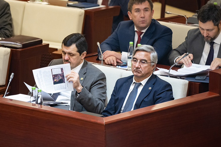 Лица, с которыми депутаты слушали гимн Татарстана перед началом заседания, создавали впечатление, что парламентарии собрались не на сессию, а на похоронную церемонию
