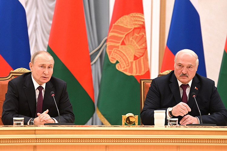 «Считается, что Путин хочет продавить Лукашенко на активное участие в войне. Лукашенко хочет взять у России очередной безвозмездный кредит»