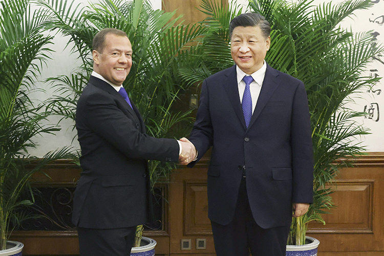 «Появление Медведева в Пекине с разницей в несколько часов совпало с визитом Зеленского в Вашингтон»