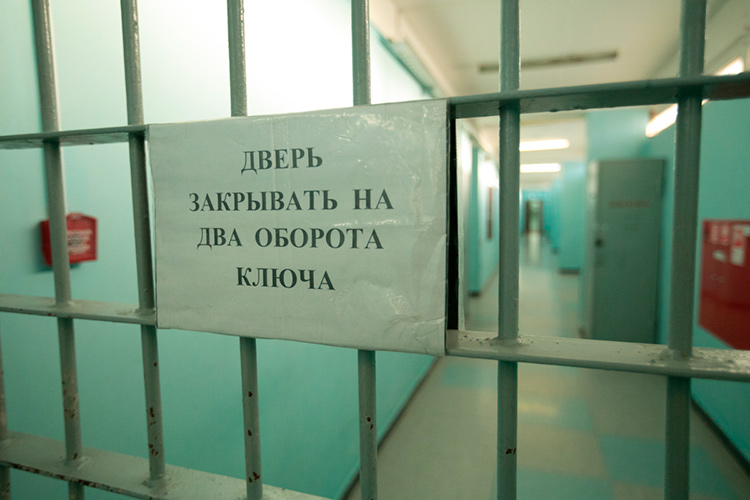 Адвокаты уверены: обеспечить Чечулину достойную отсидку в России невозможно, ведь в РФ, по их мнению, не соблюдаются требования Европейской конвенции по правам человека