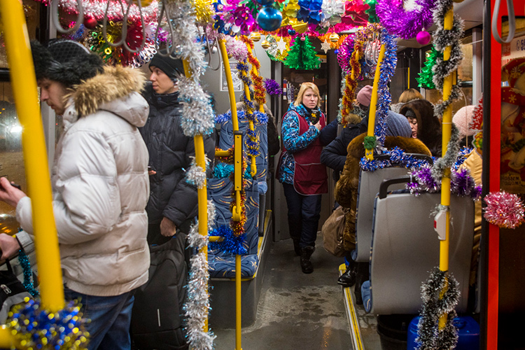 Городской транспорт в дни новогодних праздников с 31 декабря по 8 января будет работать по графику выходного дня — с 5:30 до 23:30, метрополитен — с 6:00 до 24:00. В новогоднюю ночь работу городского наземного транспорта продлят до 2:00