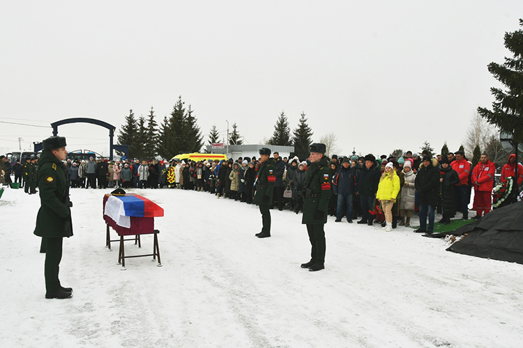 Сотни жителей Набережных Челнов провожали сегодня в последний путь известного в городе врача-педиатра Николая Зотова
