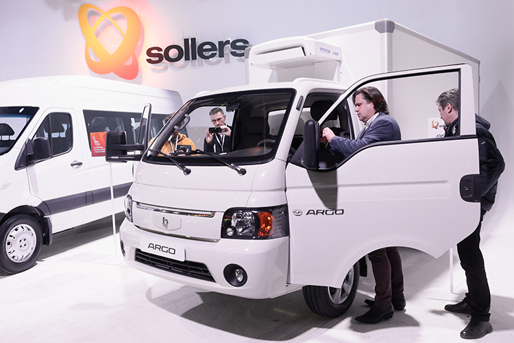 Компания «Соллерс» объявила, что первая партия легких коммерческих автомобилей Sollers Atlant и Argo передана покупателям. Речь идет о грузовичках на базе китайских JAC, которые планируется производить на заводе в особой экономической зоне «Алабуга»