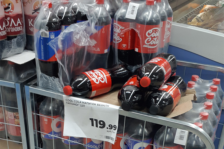 В «Магните» на выбор покупателю «колы» нескольких российских брендов, в том числе от «Очаково». Вот только за квартал отечественный напиток подорожал сразу на 33%, а в годовом сравнении с классической колой оказался дороже на 6%.