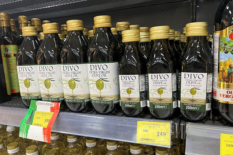 В «Бахетле» сразу несколько марок импортного оливкового масла продавались по акции. Самой доступной оказался бутылка итальянского Divo за 249,90 рублей