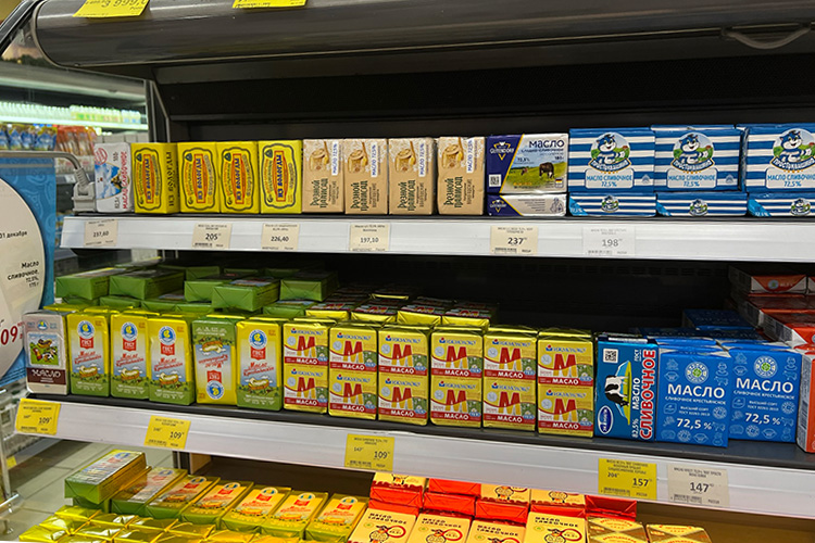 В «Бахетле» ценники на молочные продукты спасают разве что акции. Взять сливочное масло: самым доступным на момент нашего похода по магазинам оказался акционный бренд «Ижмолоко» — 607,2 рубля за килограмм