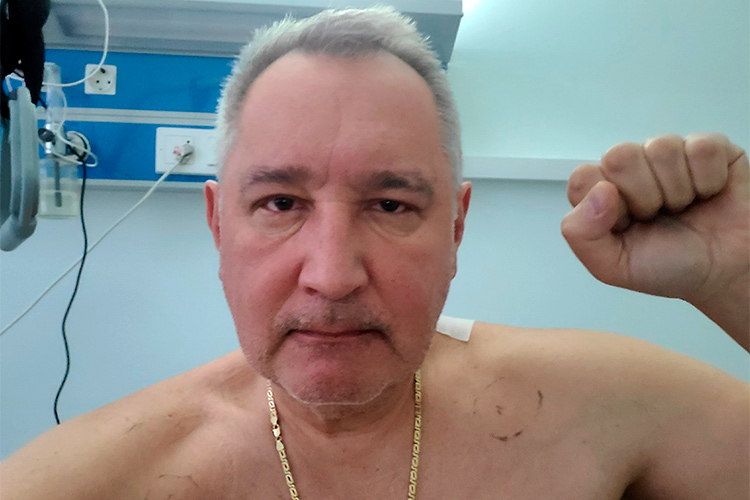 Бывший глава «Роскосмоса» Дмитрий Рогозин выложил во «ВКонтакте» первую фотографию после ранения в Донецке. «Всегда побеждает тот, кто готов идти до конца», — подписал фото он