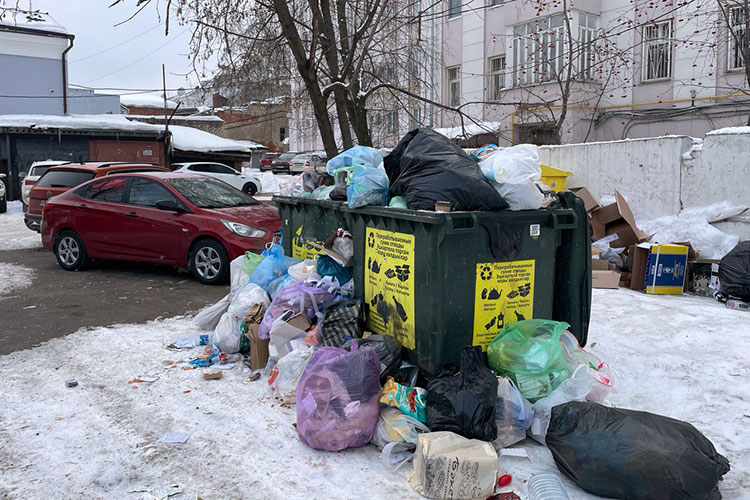Кучи мусора вокруг контейнеров на днях зафиксированы, к примеру, даже на заднем дворе штаб-квартиры Роспотребнадзора по РТ