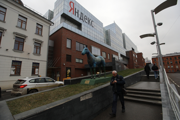 Раздел активов компании «Яндекс» анонсировал еще в ноябре. Часть бизнесов продолжат работать в России, но их международные части будут выделены в самостоятельные компании под управлением в Нидерландах