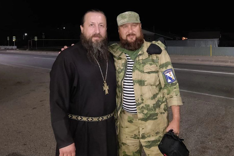 Первым татарстанским батюшкой, который отважился отправиться на «линию боевого соприкосновения» на Украину, стал уже упомянутый зеленодольский священник Анатолий Григорьев (справа на фото)