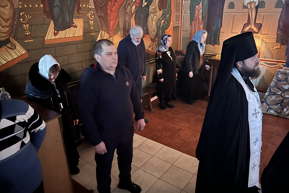 6 января, в православный сочельник, рождественскую службу посетили несколько десятков человек, хотя шли не так массово, как обычно, поясняют местные, — видимо, боялись провокаций или очередных ударов со стороны ВФУ