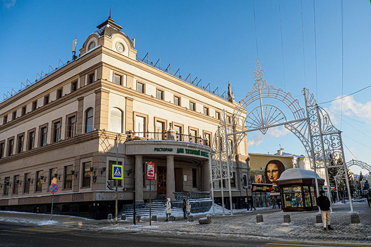 Здание бывшего Дома татарской кулинарии на ул. Баумана в Казани, входившее в развалившуюся империю «Татфондбанка» Роберта Мусина и уже два года стоящее под замком, наконец, нашло своего хозяина