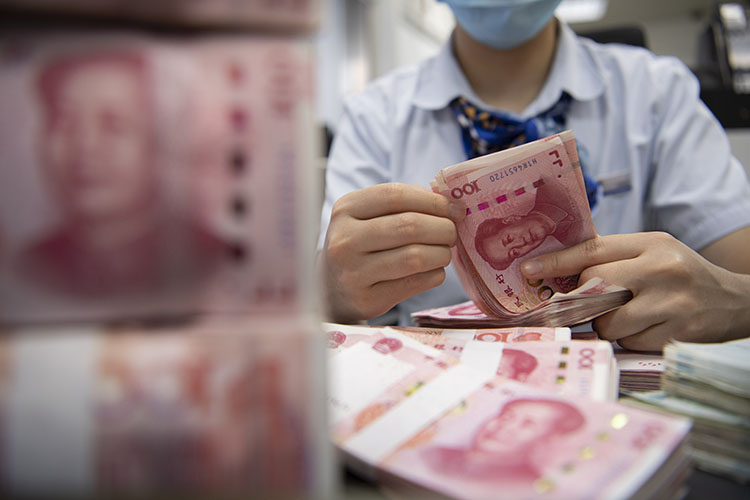 Курс юаня опустился на 0,76% или 8 копеек, впервые с 3 января упав ниже 10 рублей, и составил 9,997