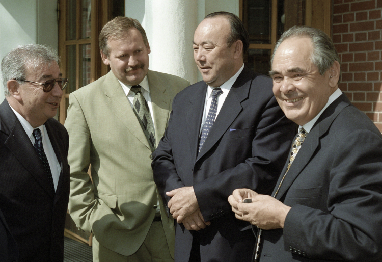 Евгений Примаков (слева), Константин Затулин (второй слева), Муртаза Рахимов (второй справа) и Минтимер Шаймиев (справа), 1999 год