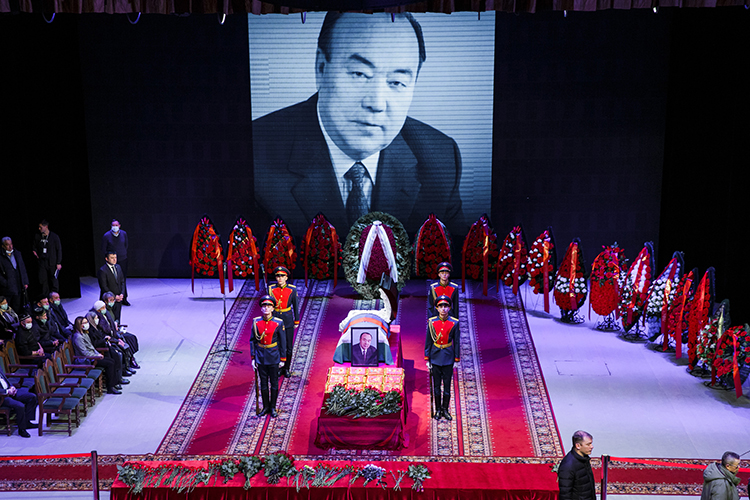 Открытый гроб с телом башкирского Бабая разместили на сцене, традиционно выставив перед ним все государственные награды
