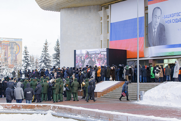 С раннего утра центральная часть города была наглухо перекрыта из-за траурных мероприятий в государственном концертном зале «Башкортостан»