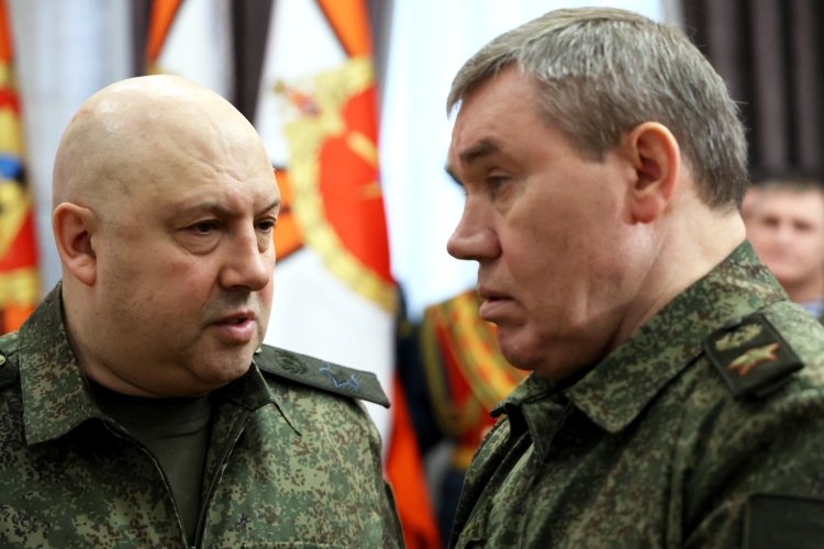Командующим объединенной группировкой войск на Украине стал глава Генштаба Валерий Герасимов (справа)