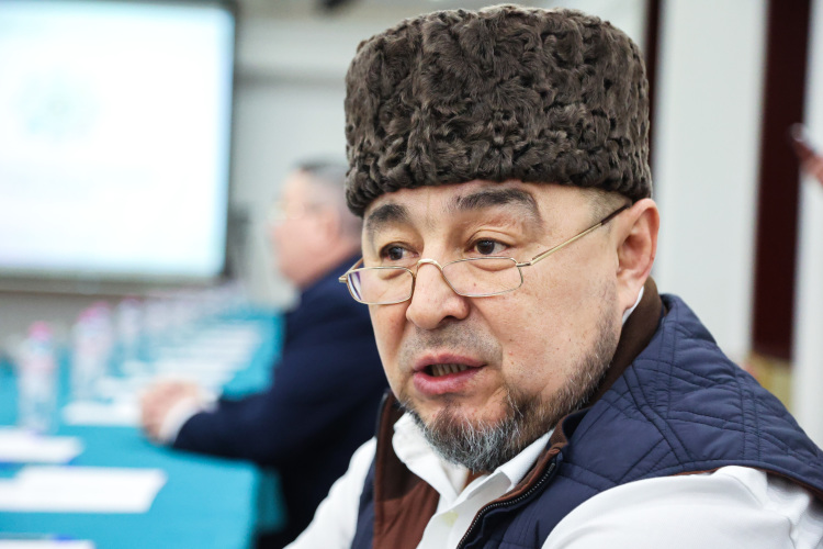 Ринат Насыров: «До сего дня меценаты были настроены на открытие мечетей, сейчас надо обратить внимание на досуговые центры, татарскую инфраструктуру, народ ведь все равно тянется к своей культуре, образованию, языку»
