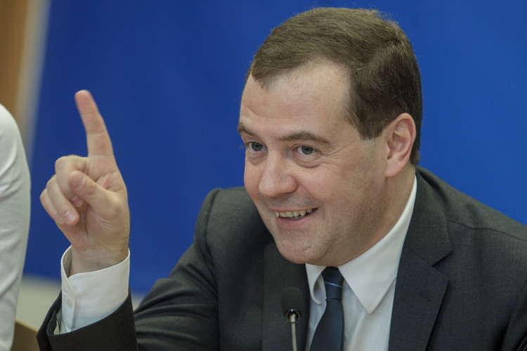 «На самом деле не обязательно запрашивать что-то из администрации президента. Берешь основные тематические линии Дмитрия Медведева и повторяешь…»