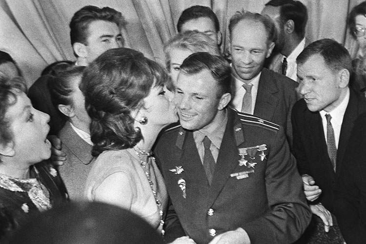 В 1961 году ее пригласили на II Московский международный кинофестиваль. Именно там было запечатлено знаменитое фото, где актриса целует первого космонавта Юрия Гагарина в щеку