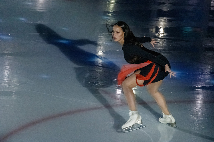 Во второй раз в «Татнефть Арене» стало очень шумно, когда на льду появилась Алина Загитова. Зрители шептались между собой, что пришли посмотреть именно на олимпийскую чемпионку