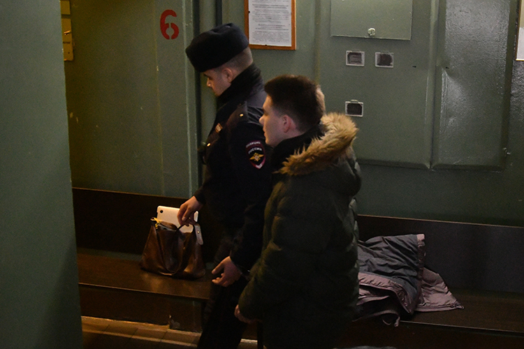 На суд Антона Адаричева, убившего своего отца, привезли в черной толстовке