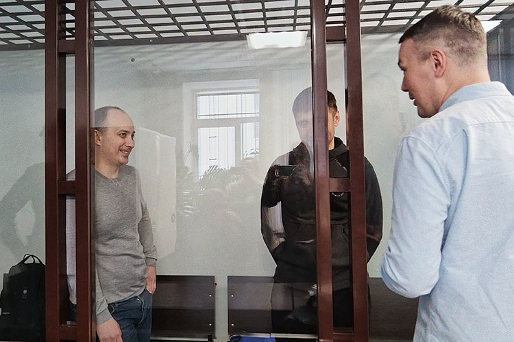 Рамиля Насырова (слева) и Айрата Камалова (справа) обвиняют в растрате 935 млн рублей. Они своей вины не признают, однако прокуратура считает, что она доказана