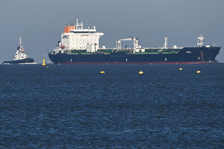 Несмотря на эмбарго ЕС, Россия переваливает рекордные объемы нефти Urals в море, сообщает Bloomberg со ссылкой на данные отслеживания танкеров