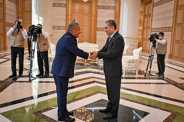 Минниханов буквально возглавил работу с исламскими странами. В прошлом году делегации из республики посещали Азербайджан, Узбекистан, на прошлой неделе была в Туркменистане