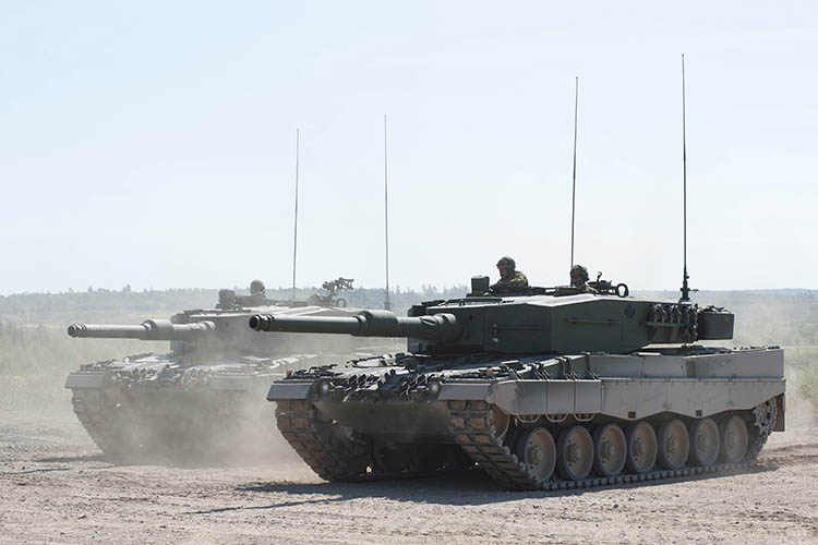 Натовцы все-таки согласились передать определенное количество танковой бронетехнике Украине, в том числе танки Leopard